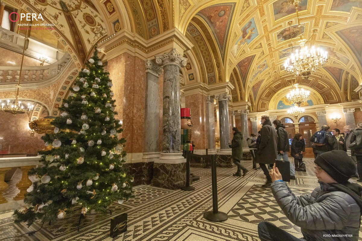 Herendi porcelán karácsonyfa a budapesti Operaházban